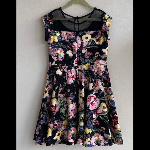 Pippa & Julie Girls black floral quilted cap sleeve dress SIZE 8 - Picture 5 of 9